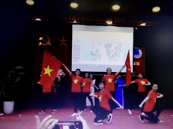 Chùm ảnh về biểu diễn văn nghệ tại UBND phường của trường MNLong Biên